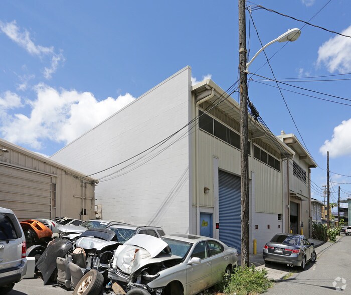 916 Puuhale Rd, Honolulu, HI à louer - Photo de l’immeuble – Image 2 sur 9