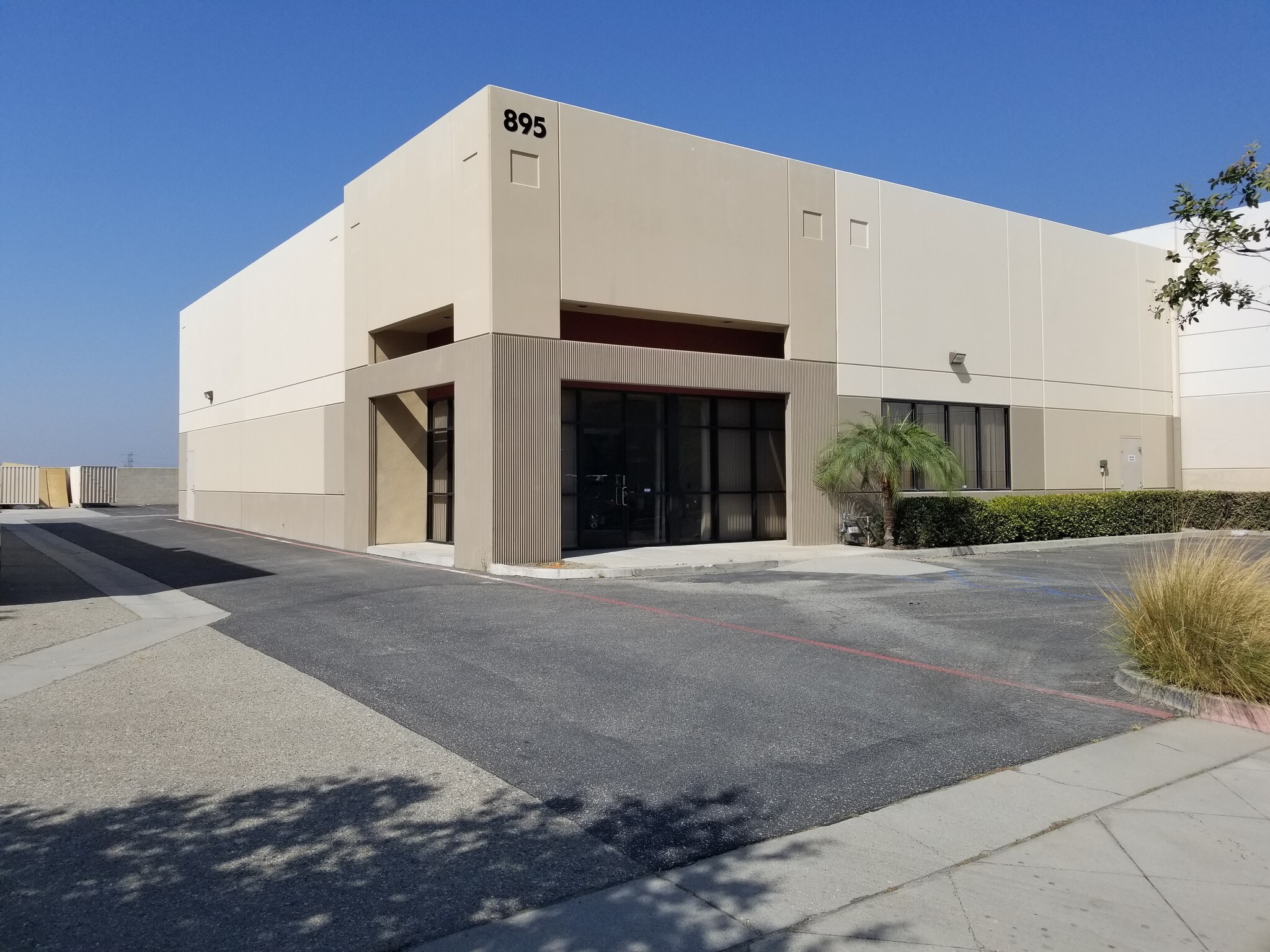 895 N Todd Ave, Azusa, CA à louer Photo principale– Image 1 sur 5