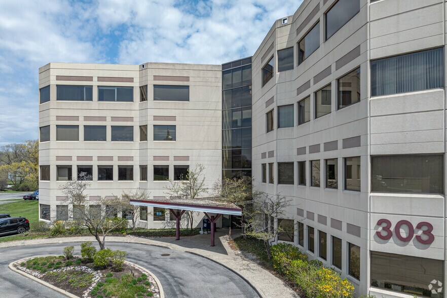 300 & 303 E Army Trail Road, Bloomingdale, IL à louer - Photo de l’immeuble – Image 2 sur 4