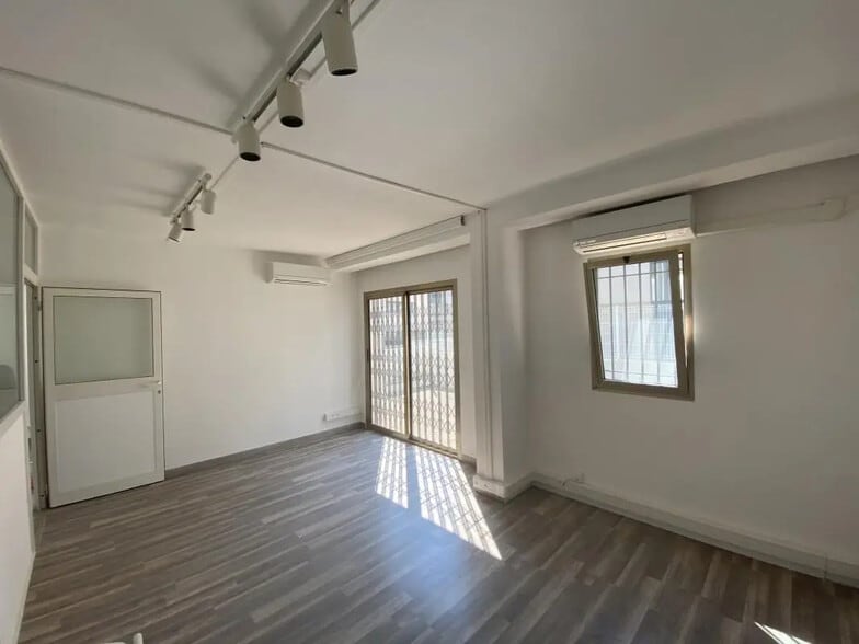 Bureau dans Saint-Laurent-du-Var à louer - Photo de l’immeuble – Image 3 sur 9