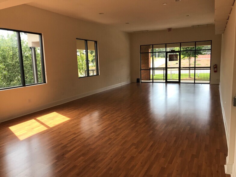 2436 E University Dr, Auburn, AL à louer - Photo intérieure – Image 2 sur 10
