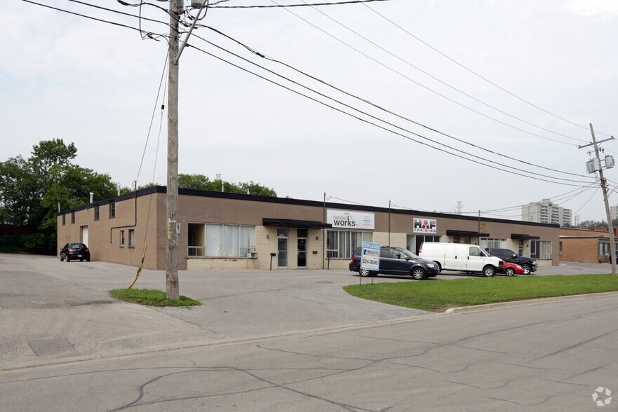 3208-3216 Lenworth Dr, Mississauga, ON à louer - Photo principale – Image 1 sur 4