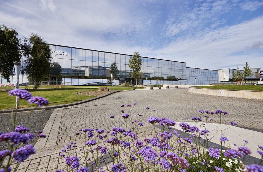 Millshaw Park Ln, Leeds à louer - Photo de l’immeuble – Image 3 sur 15