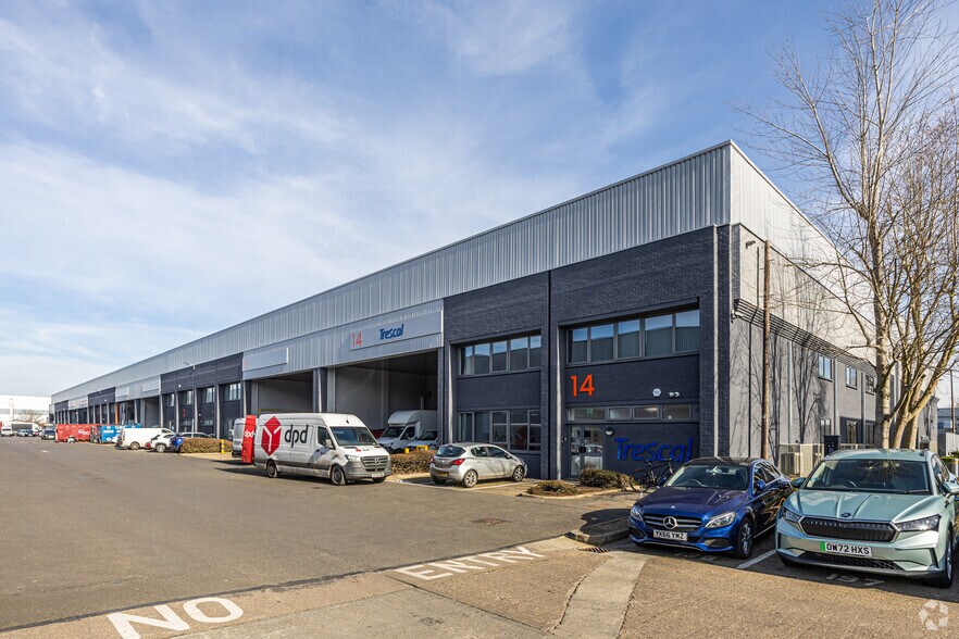 Gunnels Wood Rd, Stevenage à louer - Photo principale – Image 1 sur 3