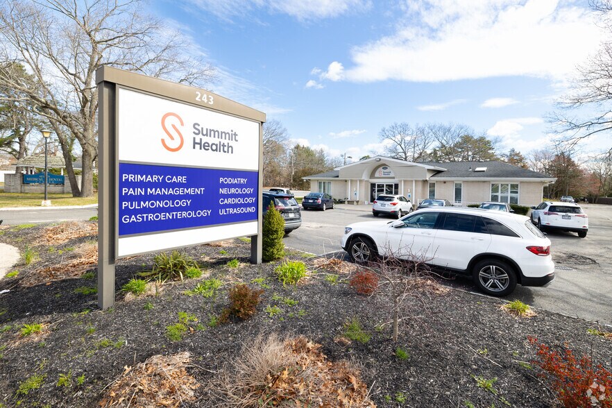 243 Boyle Rd, Selden, NY à louer - Photo de l’immeuble – Image 2 sur 7