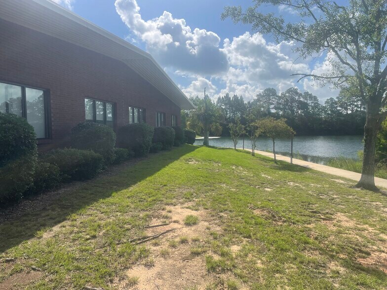 716 Lakeside Dr W, Mobile, AL à louer - Photo de l’immeuble – Image 3 sur 16