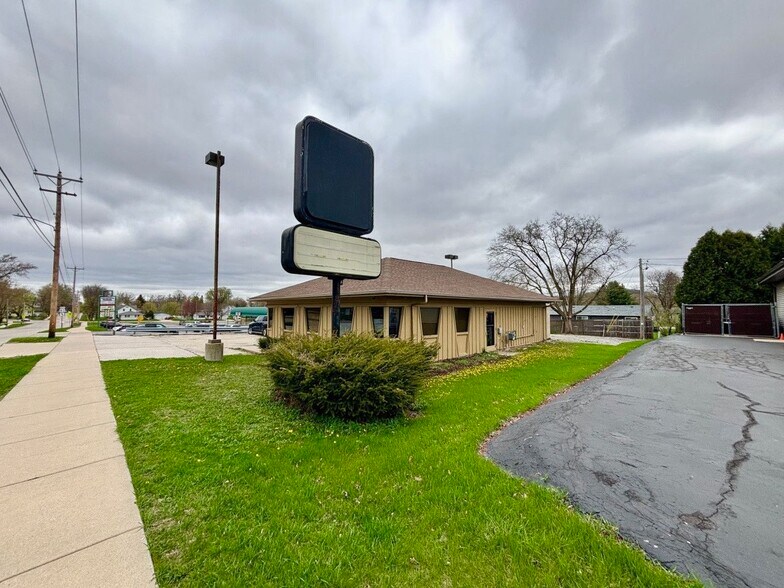 676 Grand Ave, Hartford, WI à vendre - Photo de l’immeuble – Image 2 sur 4