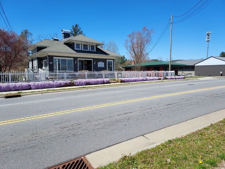 178 S Caldwell St, Brevard, NC à vendre - Photo de l’immeuble – Image 1 sur 34