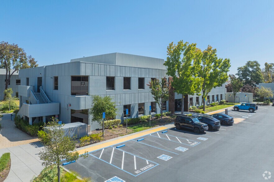 2445 Faber Pl, Palo Alto, CA à louer - Photo de l’immeuble – Image 1 sur 13