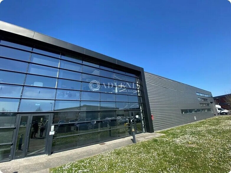 Local d’activités dans Élancourt à louer - Photo de l’immeuble – Image 2 sur 2