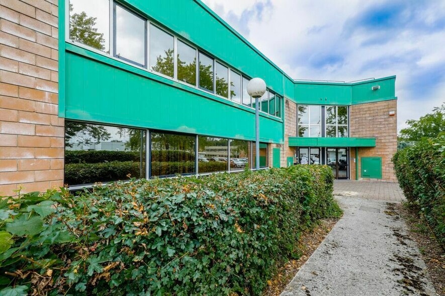2 Rue Enrico Fermi, Saint-Thibault-des-Vignes à louer - Photo de l’immeuble – Image 2 sur 12