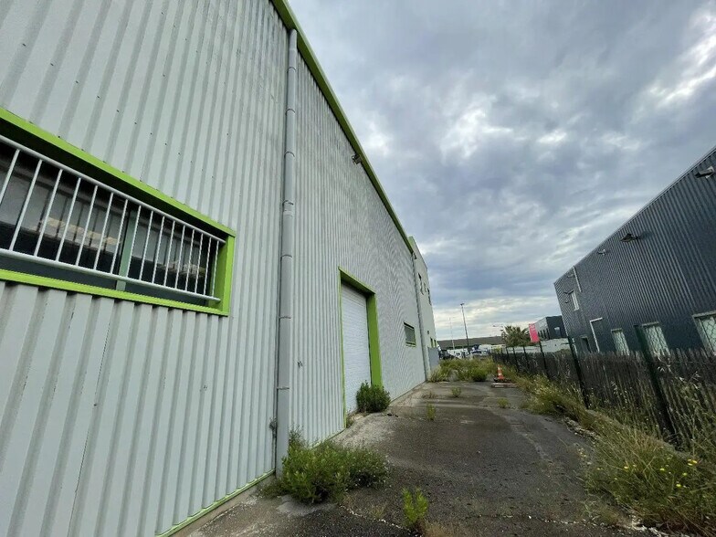 Local d'activités dans Mauguio à vendre - Photo de l’immeuble – Image 3 sur 17