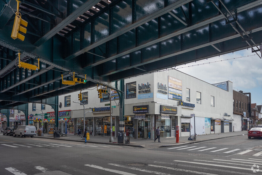 78-02-78-14 Roosevelt Ave, Jackson Heights, NY à louer - Photo de l’immeuble – Image 3 sur 10