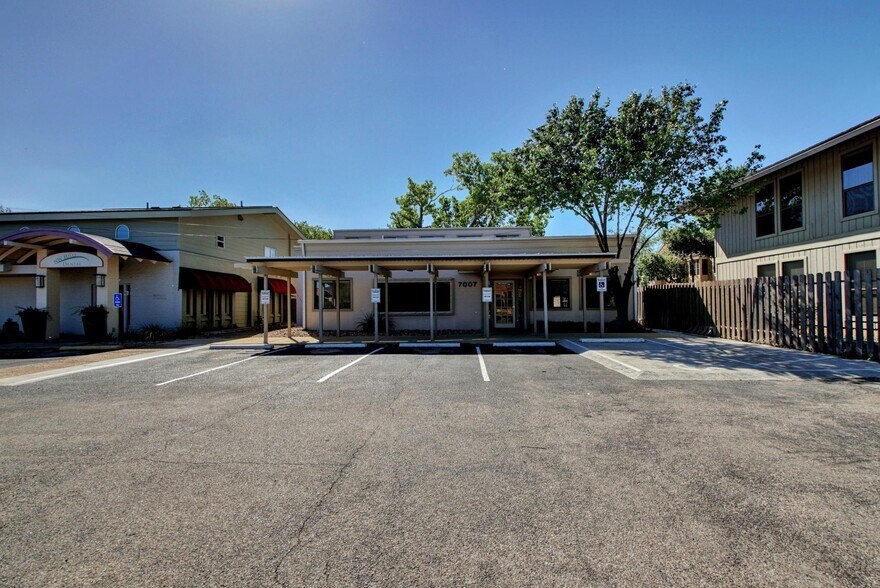 7007 Hart Ln, Austin, TX à vendre - Photo de l’immeuble – Image 1 sur 5