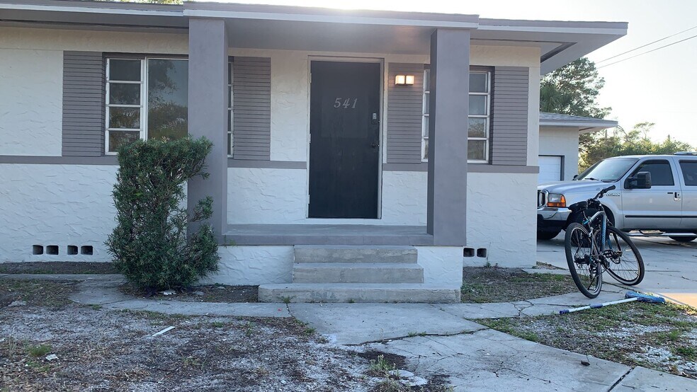 541 49th St S, Saint Petersburg, FL à louer - Photo de l’immeuble – Image 1 sur 18