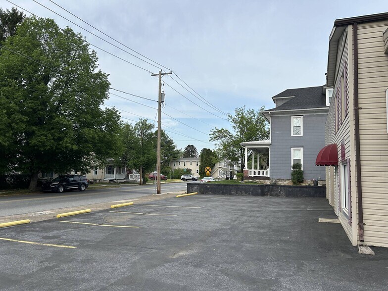 417 W Main St, Hummelstown, PA à louer - Photo de l’immeuble – Image 3 sur 6