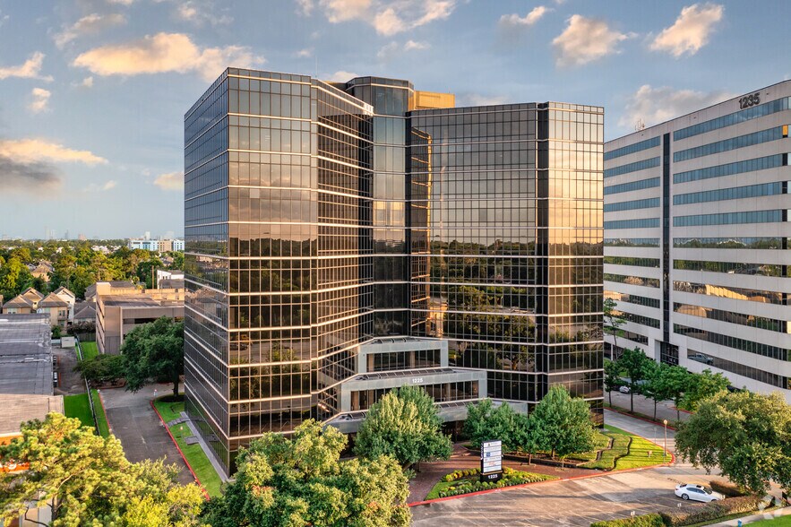1225 N Loop Fwy W, Houston, TX à louer - Photo principale – Image 1 sur 18