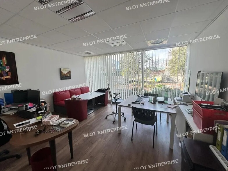 Bureau dans Saint-Jacques-de-la-Lande à vendre - Photo intérieure – Image 2 sur 7