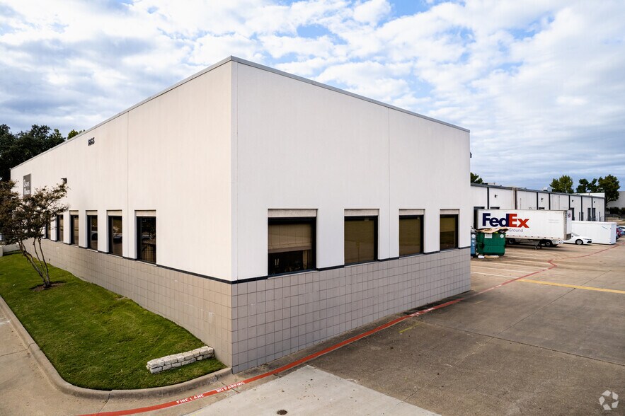 1865 Summit Ave, Plano, TX à louer - Photo de l’immeuble – Image 3 sur 4