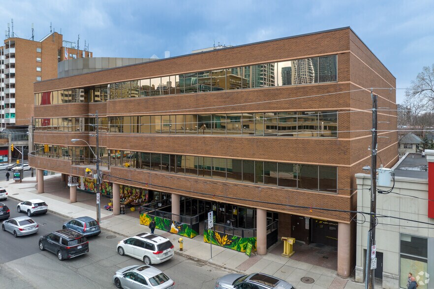245 Eglinton Ave E, Toronto, ON à louer - Photo de l’immeuble – Image 2 sur 5