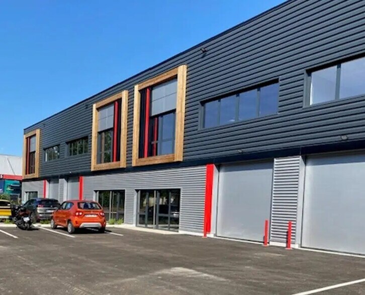 Local d’activités dans Saint-Quentin-Fallavier à louer - Photo de l’immeuble – Image 2 sur 4