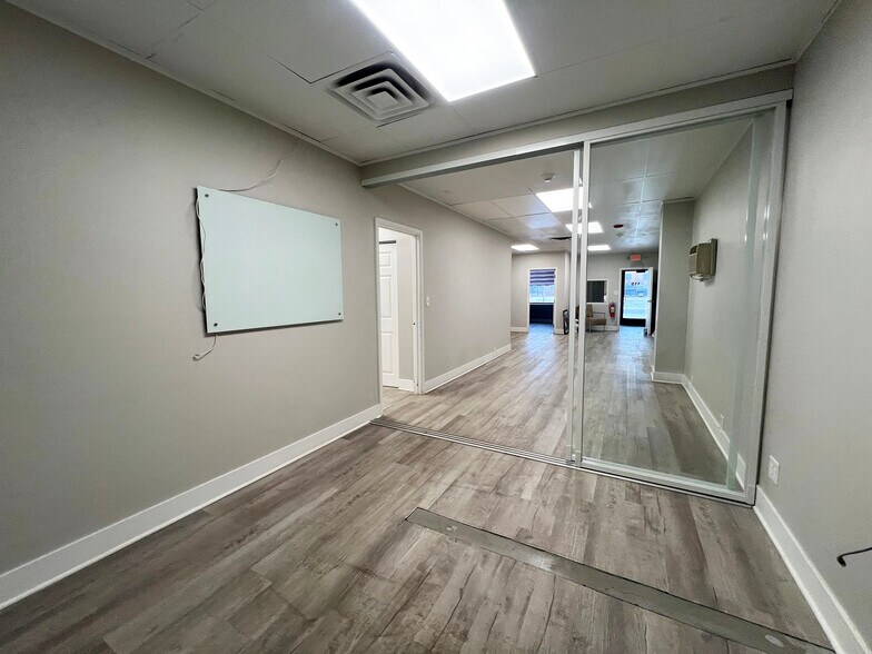 119 Bond St, Elk Grove Village, IL à louer - Photo de l’immeuble – Image 2 sur 13