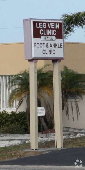 115 Shamrock Blvd, Venice, FL à vendre - Photo de l’immeuble – Image 2 sur 3