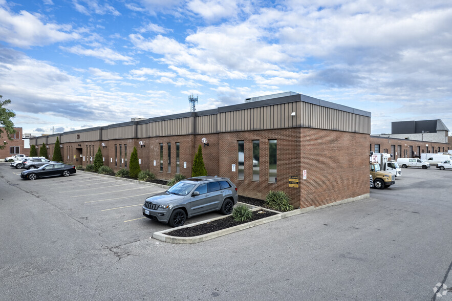 30 Titan Rd, Toronto, ON à vendre - Photo principale – Image 1 sur 3