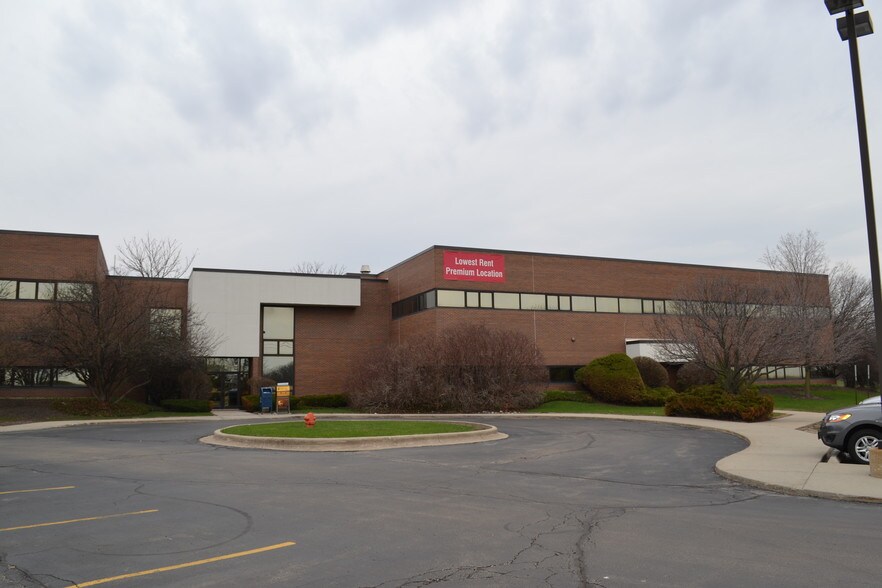2400 Big Timber Rd, Elgin, IL à louer - Photo de l’immeuble – Image 2 sur 6