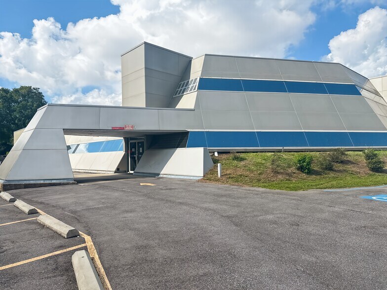 545 Brent Ln, Pensacola, FL à louer - Photo de l’immeuble – Image 2 sur 15