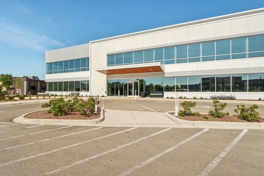4300 W Layton Ave, Greenfield, WI à louer - Photo de l’immeuble – Image 3 sur 17