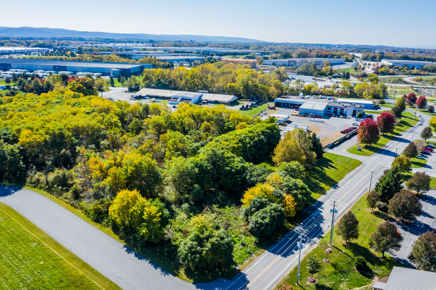 1514 Commerce Ave, Carlisle, PA à vendre - Photo de l’immeuble – Image 3 sur 67