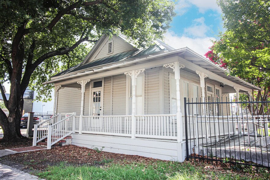215 W Poplar St, San Antonio, TX à vendre - Photo de l’immeuble – Image 3 sur 8
