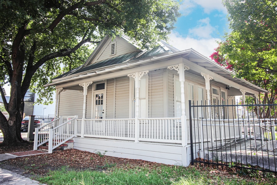 221 W Poplar St, San Antonio, TX à vendre - Photo de l’immeuble – Image 3 sur 8
