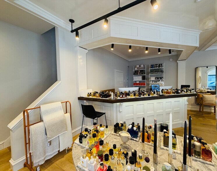 5 Lewis Ct, Greenwich, CT à louer - Photo de l’immeuble – Image 2 sur 11
