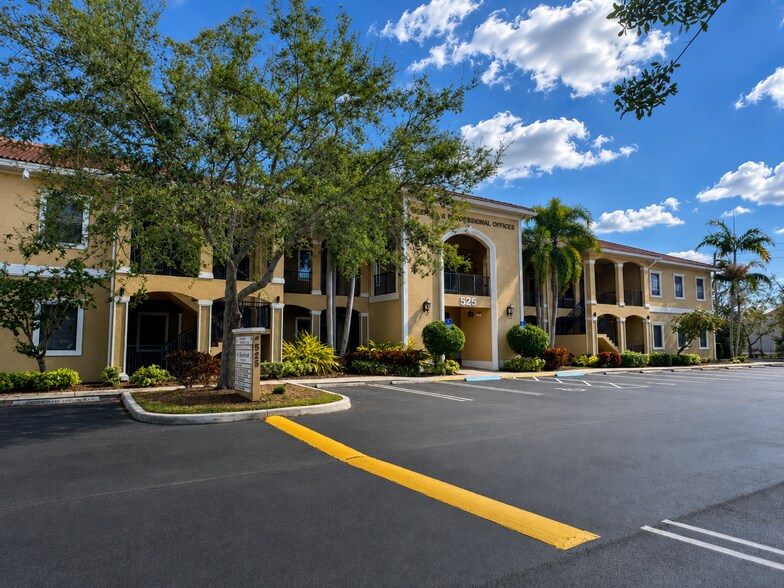 525 NW Lake Whitney Pl, Port Saint Lucie, FL à louer - Photo de l’immeuble – Image 1 sur 4
