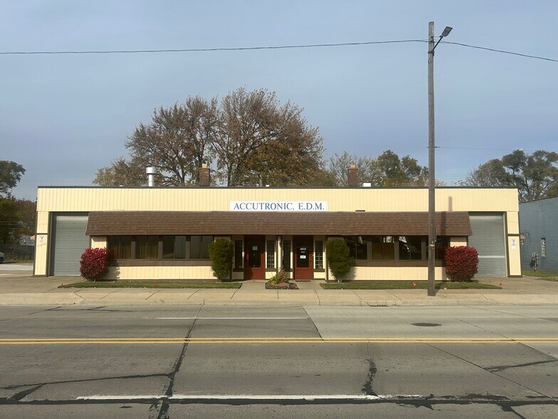 11251 E 9 Mile Rd, Warren, MI à vendre - Photo principale – Image 1 sur 5