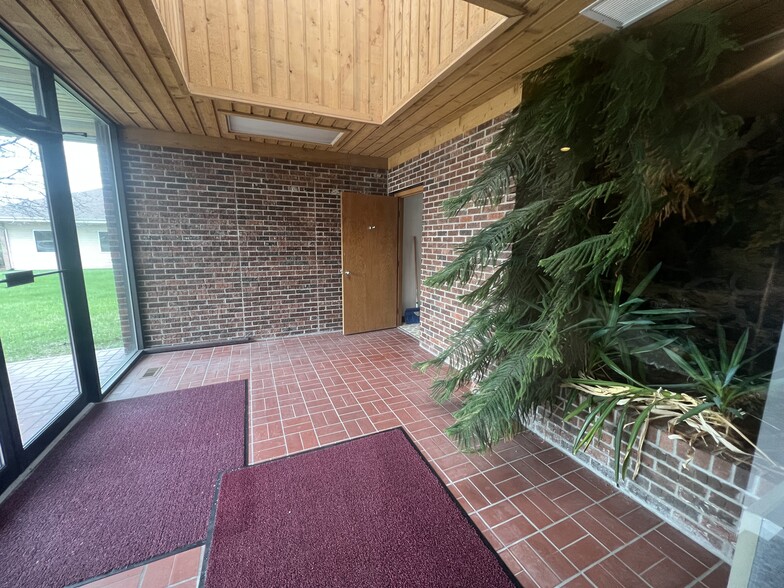 2615 McLeod Dr N, Saginaw, MI à vendre - Hall d’entrée – Image 3 sur 13