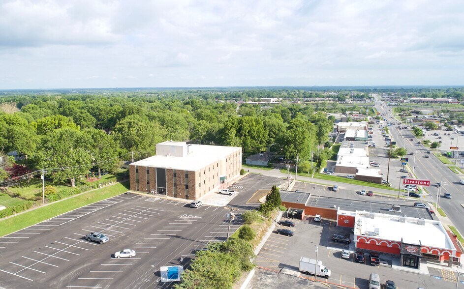 3675 S Noland Rd, Independence, MO à louer - Photo de l’immeuble – Image 2 sur 22