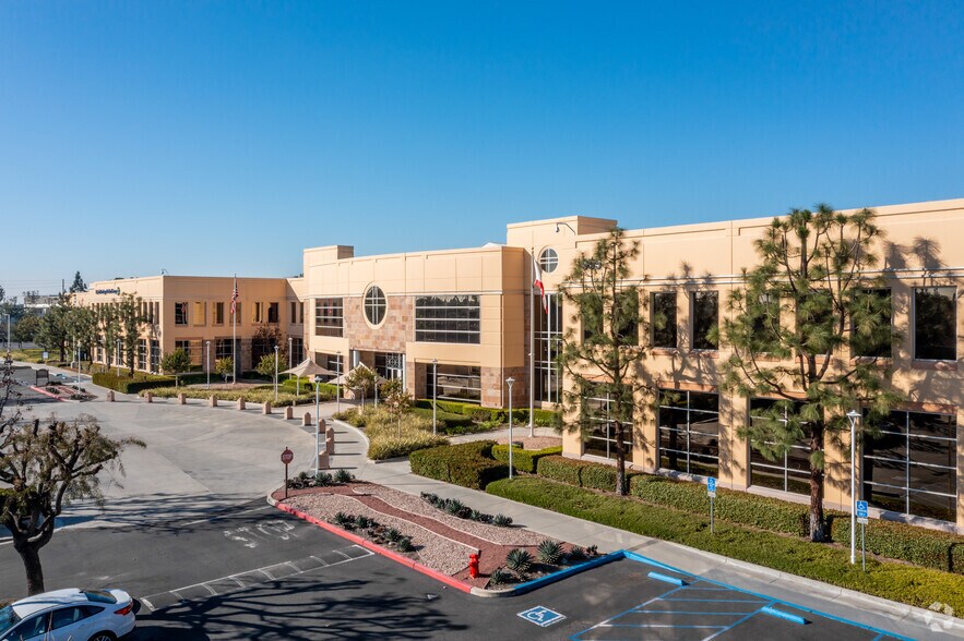 915 W Imperial Hwy, Brea, CA à louer - Photo de l’immeuble – Image 3 sur 26