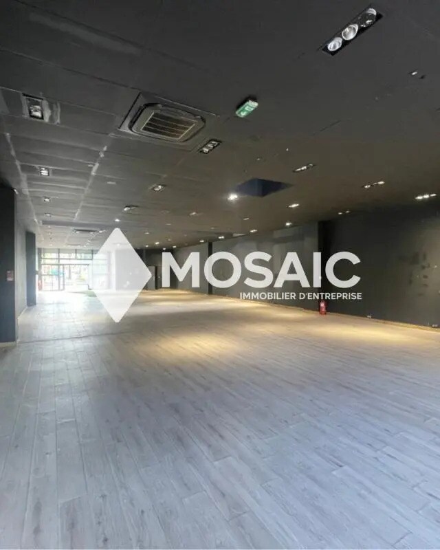 Local commercial dans Mandelieu-la-Napoule à louer Photo de l’immeuble– Image 1 sur 9