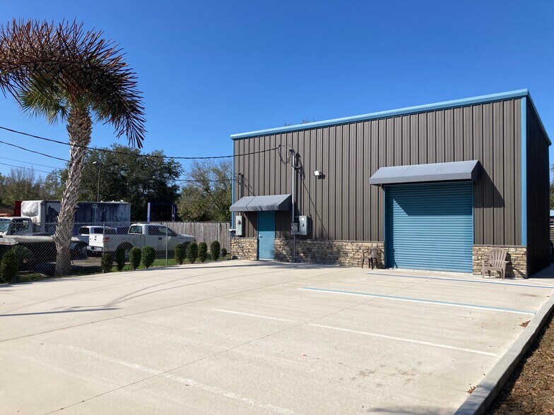 127 SW Irwin Ave, West Melbourne, FL à vendre - Photo de l’immeuble – Image 2 sur 12