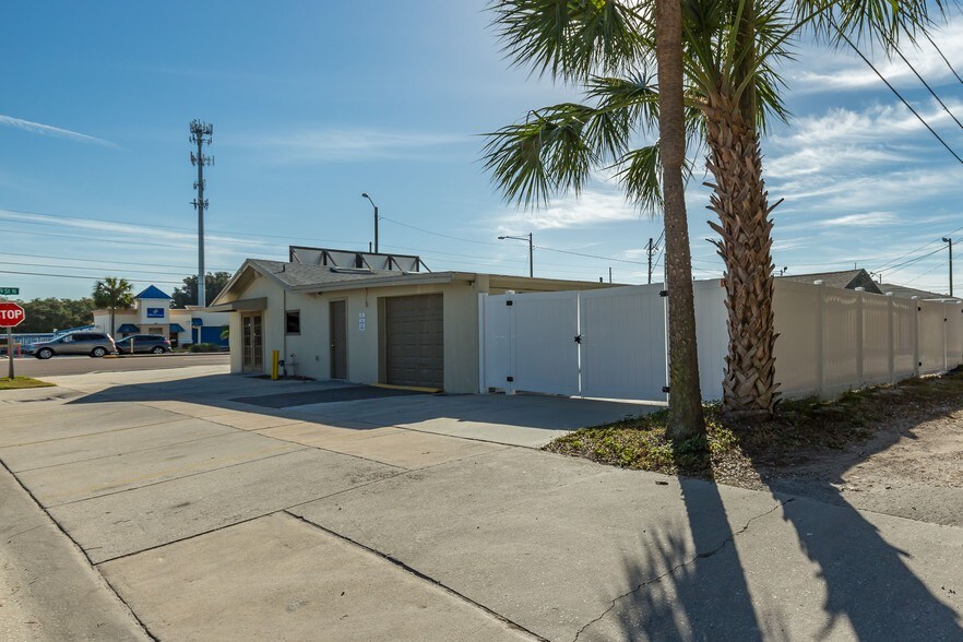4498 49th St N, Saint Petersburg, FL à vendre - Photo de l’immeuble – Image 2 sur 22