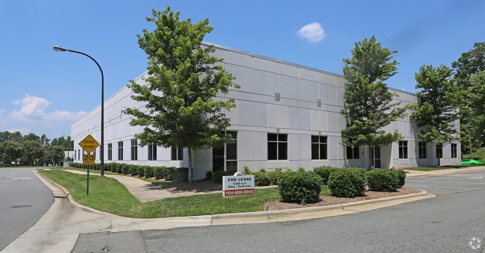 9835 Northcross Center Ct, Huntersville, NC à louer - Photo principale – Image 1 sur 3