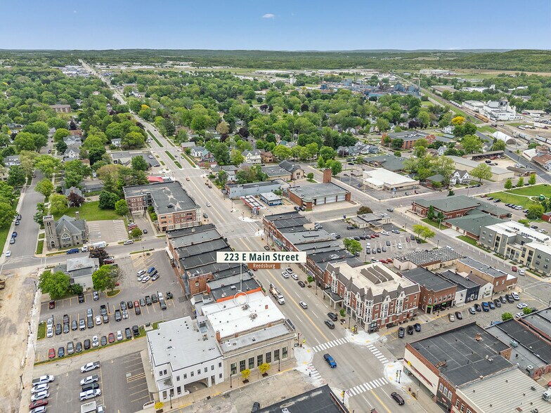 223 E Main St, Reedsburg, WI à vendre - Photo de l’immeuble – Image 2 sur 47