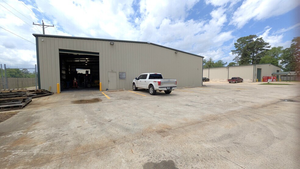 2418 N Frazier St, Conroe, TX à louer - Photo de l’immeuble – Image 3 sur 10