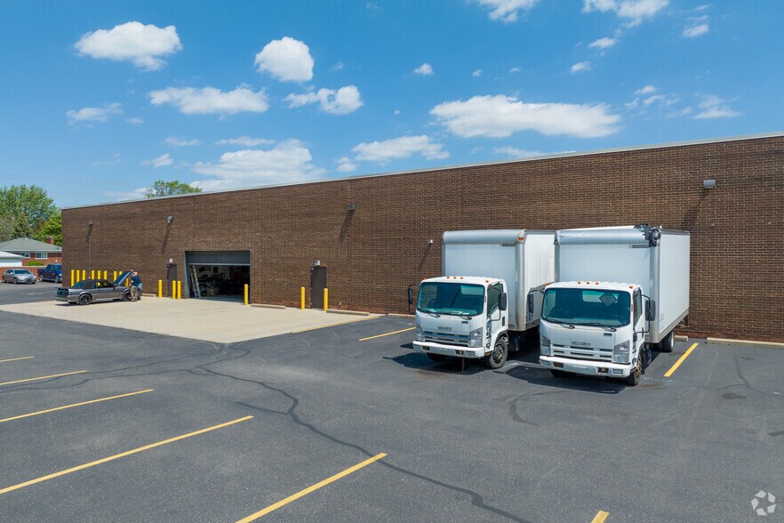 7215-7423 E 10 Mile Rd, Center Line, MI à louer - Photo de l’immeuble – Image 2 sur 8