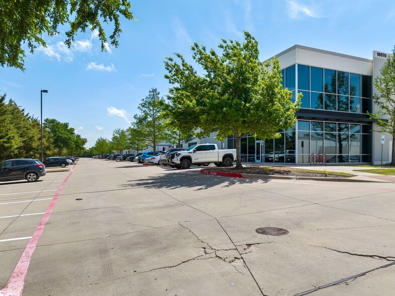 10570 John W Elliott Dr, Frisco, TX à louer - Photo de l’immeuble – Image 1 sur 3