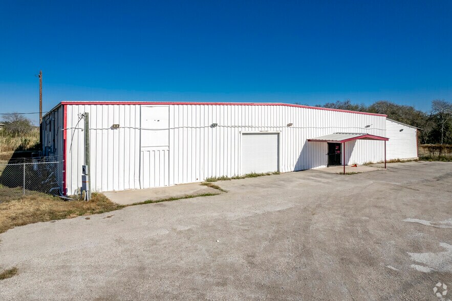 1457 S Highway 181, Karnes City, TX à vendre - Photo de l’immeuble – Image 1 sur 6