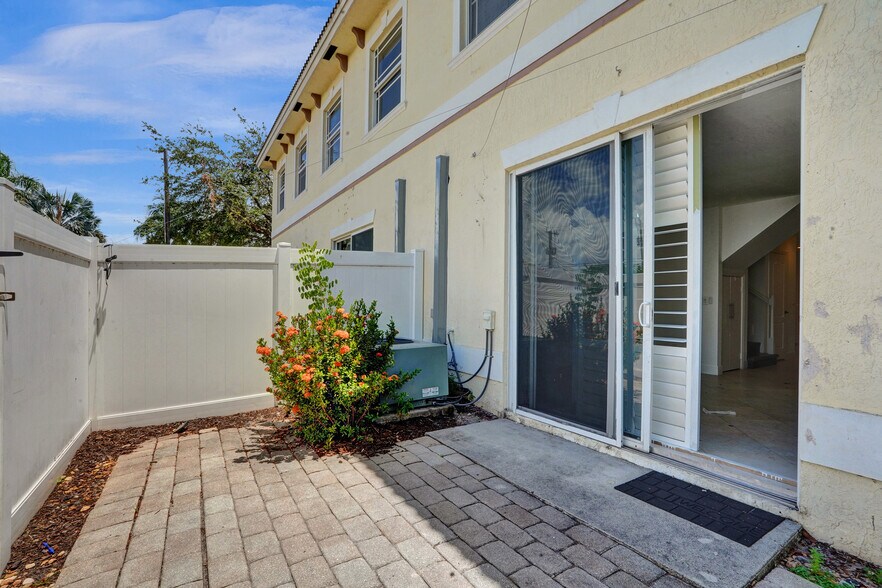 1241 NE 23rd Ave, Pompano Beach, FL à vendre - Photo de l’immeuble – Image 3 sur 4
